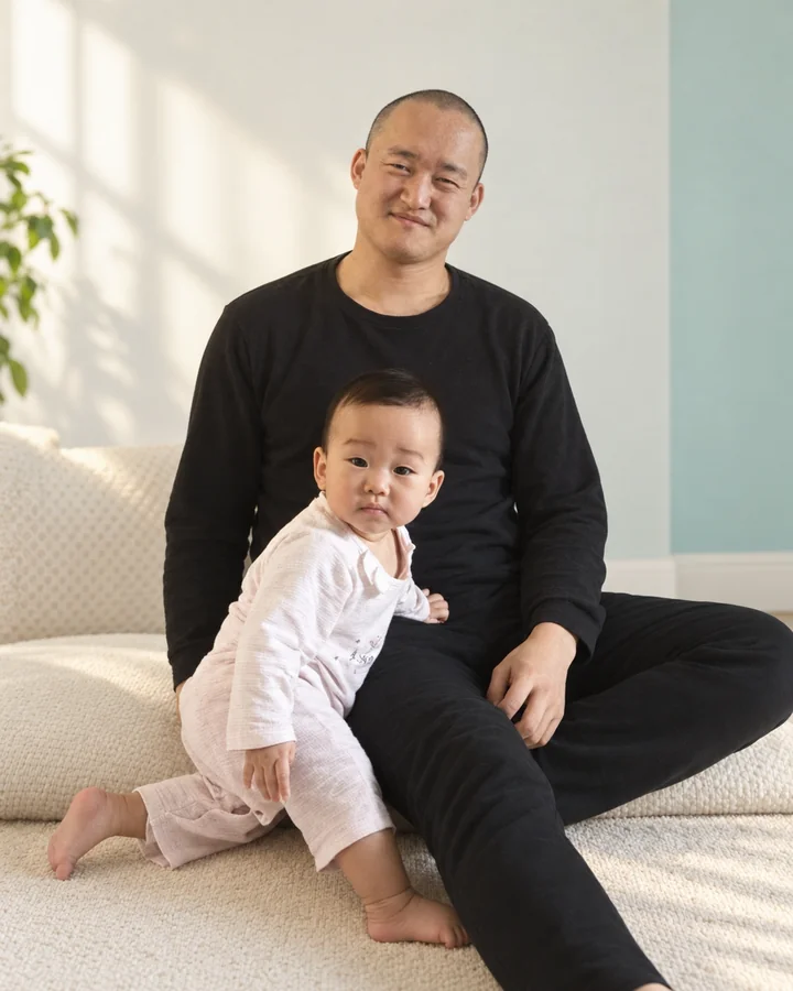 旺小哥和孩子坐在一起的生活照，背景和光线经 AI 整理